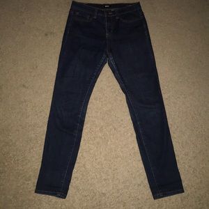 High-waisted jeans